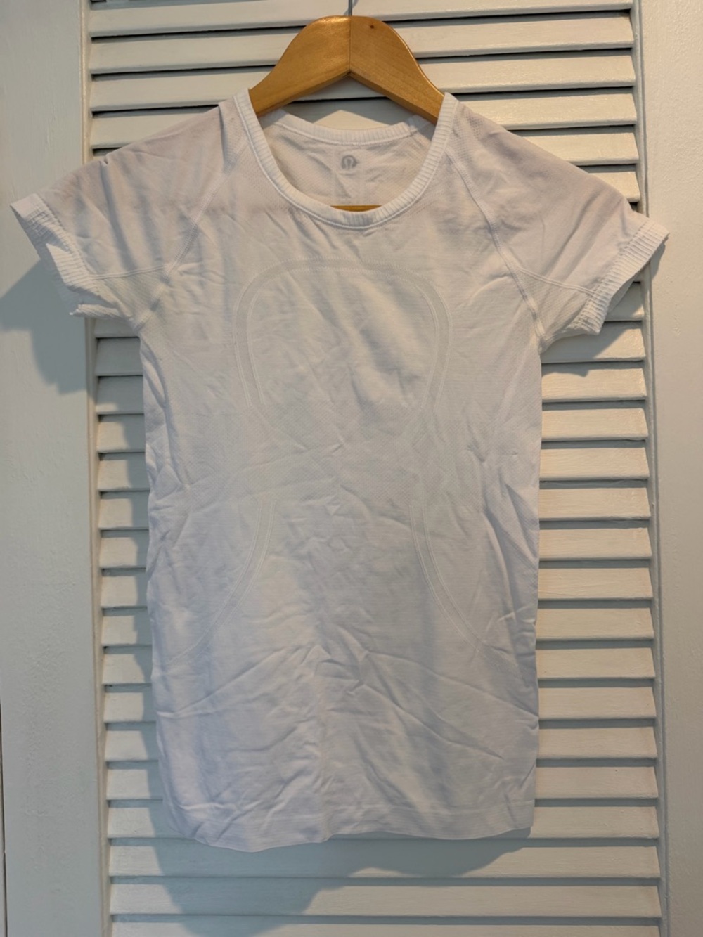 Lululemon white athletic stretchy shirt xs